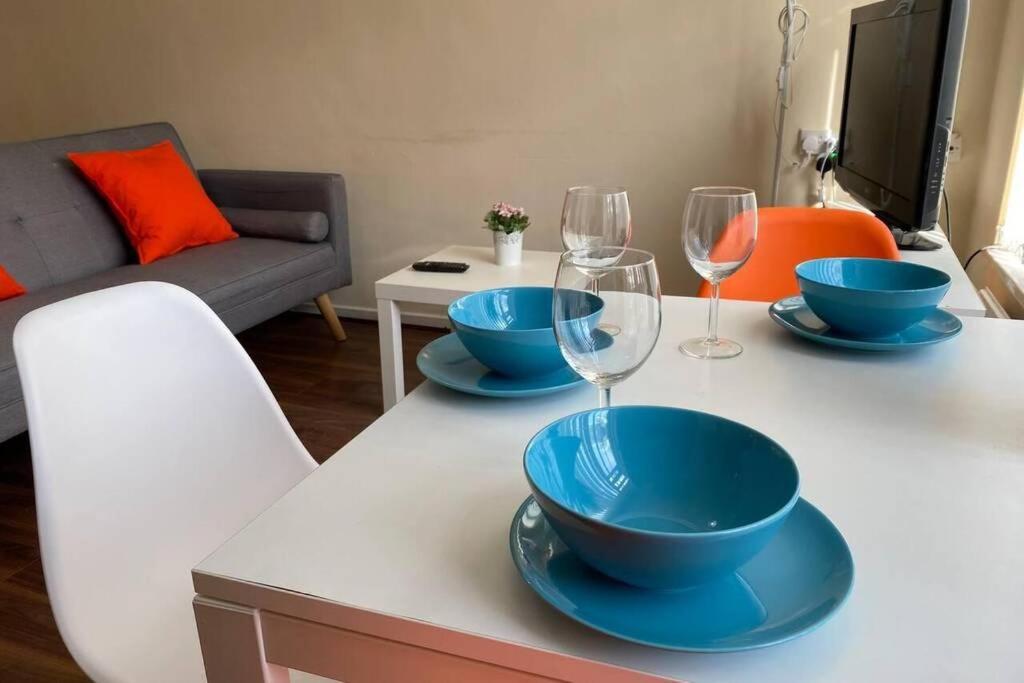 Conveniently Situated 1Bed Apt In Stretford Apartment Манчестър Екстериор снимка