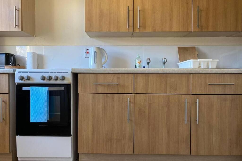 Conveniently Situated 1Bed Apt In Stretford Apartment Манчестър Екстериор снимка