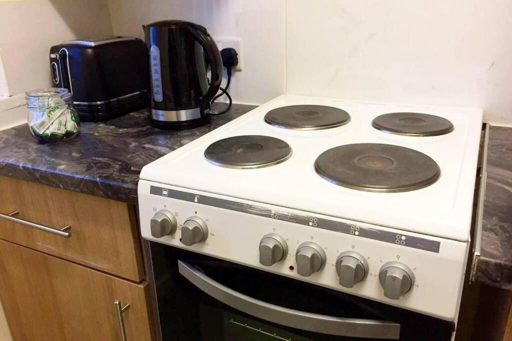 Conveniently Situated 1Bed Apt In Stretford Apartment Манчестър Екстериор снимка