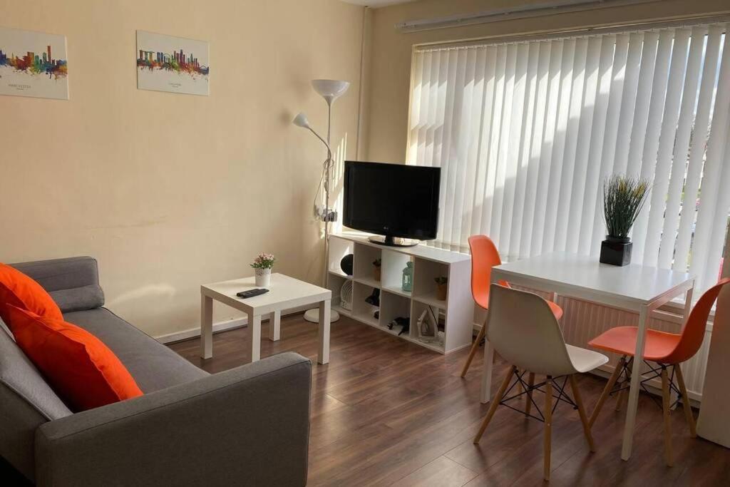 Conveniently Situated 1Bed Apt In Stretford Apartment Манчестър Екстериор снимка