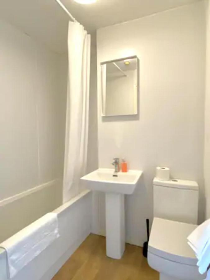 Conveniently Situated 1Bed Apt In Stretford Apartment Манчестър Екстериор снимка