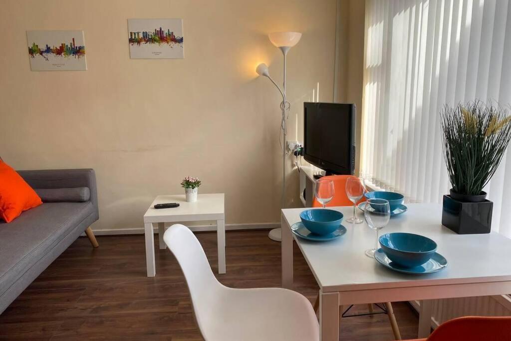 Conveniently Situated 1Bed Apt In Stretford Apartment Манчестър Екстериор снимка